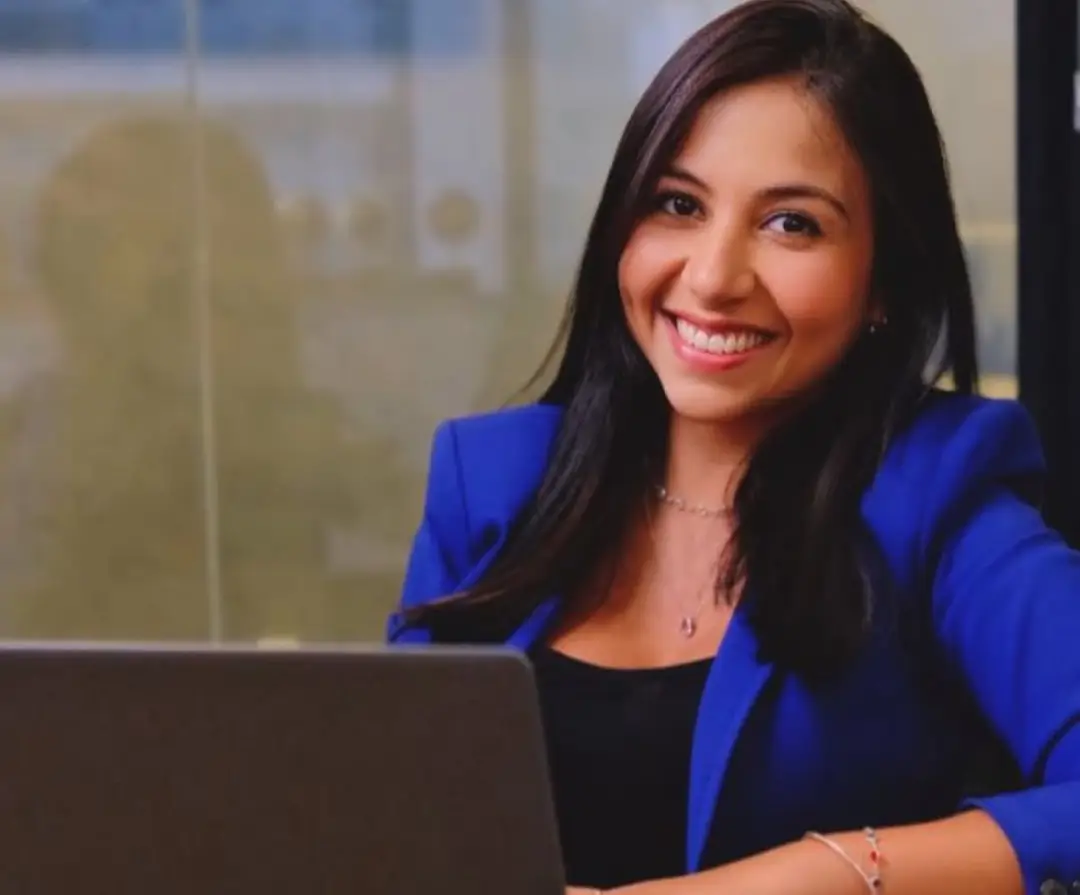 Colaboradora Actionline em ambiente de trabalho